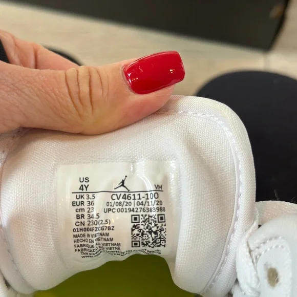 AIR JORDAN 1 Mid Edge Glow Youth sz4 - Picture 13 of 15